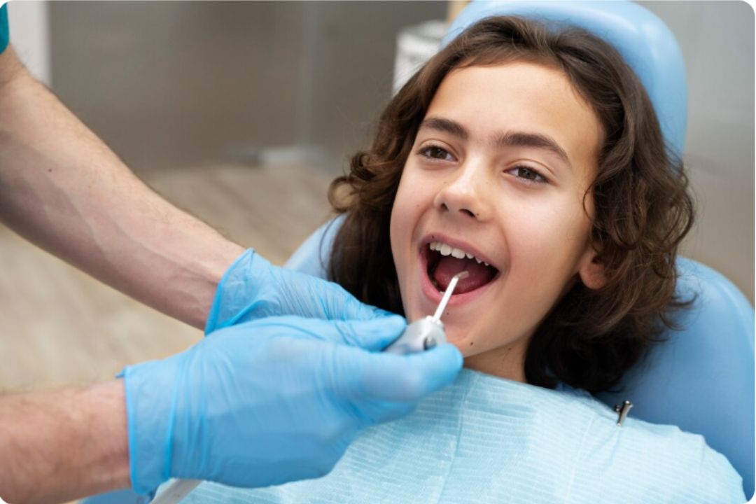  A child laughing during a comfortable dental check-up at Diagnopein,